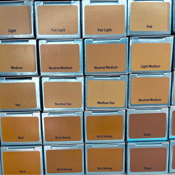 IT Cosmetics CC+ Oil-Free Matte Foundation with Brush - Fair - Picture 5 of 9